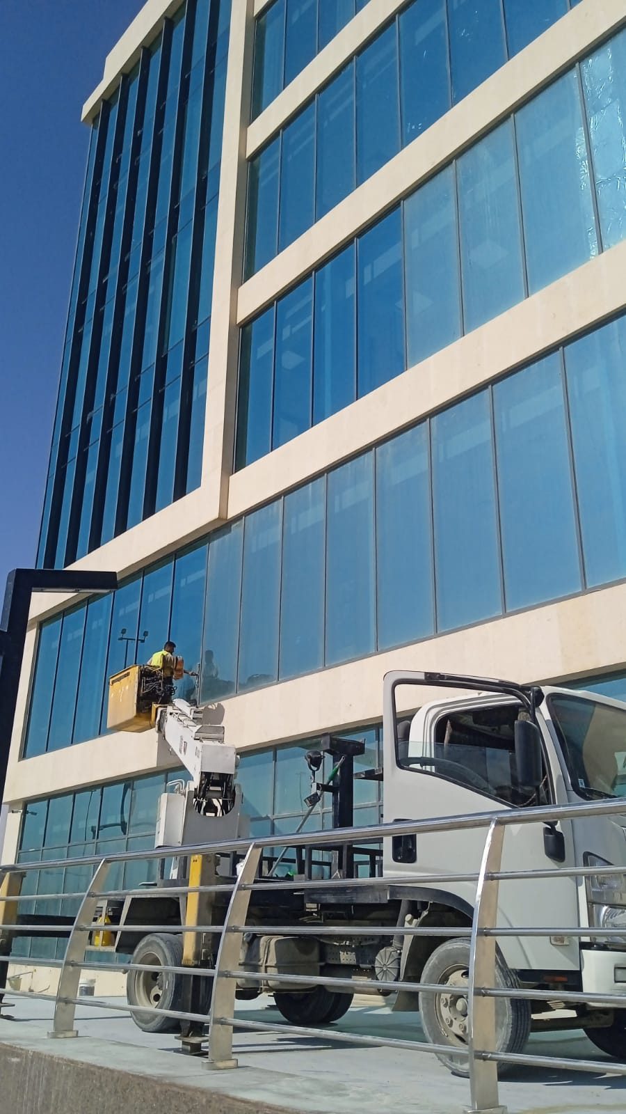تنظيف واجهة زجاجية لفيلا فاخرة - حي الياسمين الرياض
